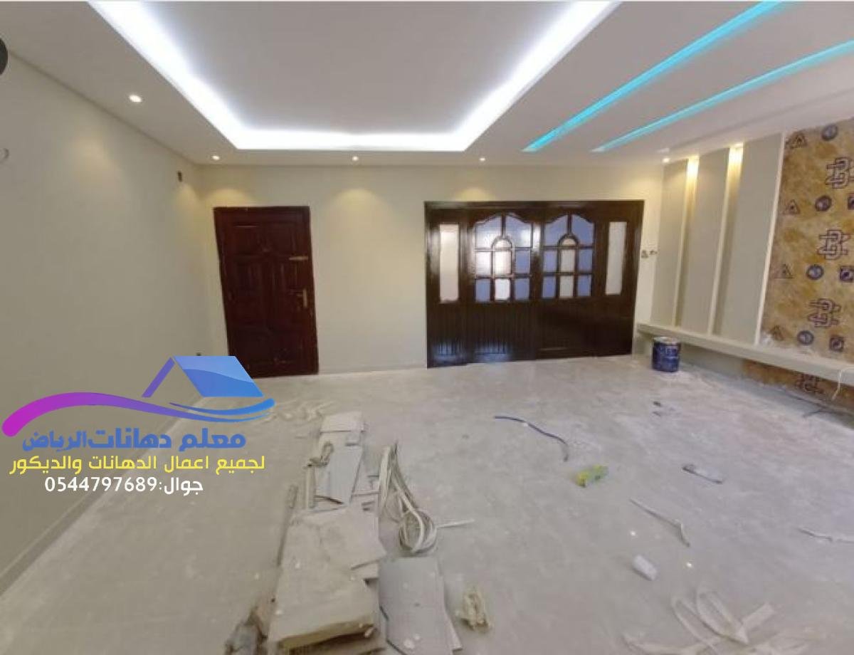 معلم دهانات محترف في الرياض لتنفيذ ديكورات فوم استيل وبديل الخشب